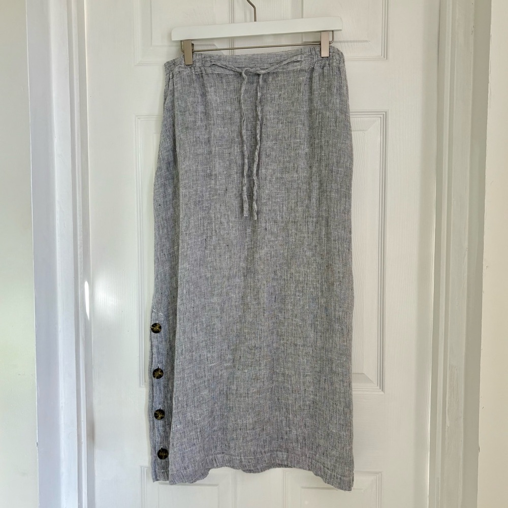 Tahari 100% Linen Gauzey Midi Skirt
Women's Size L Grey Buttons Pockets